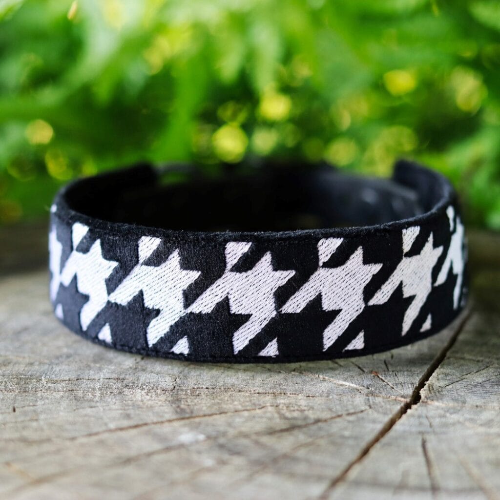Miękka i elegancka obroża premium dla psa, wykonana z wysokiej jakości weluru, z klasycznym haftem w pepitkę, pasek to oryginalny Biothane.