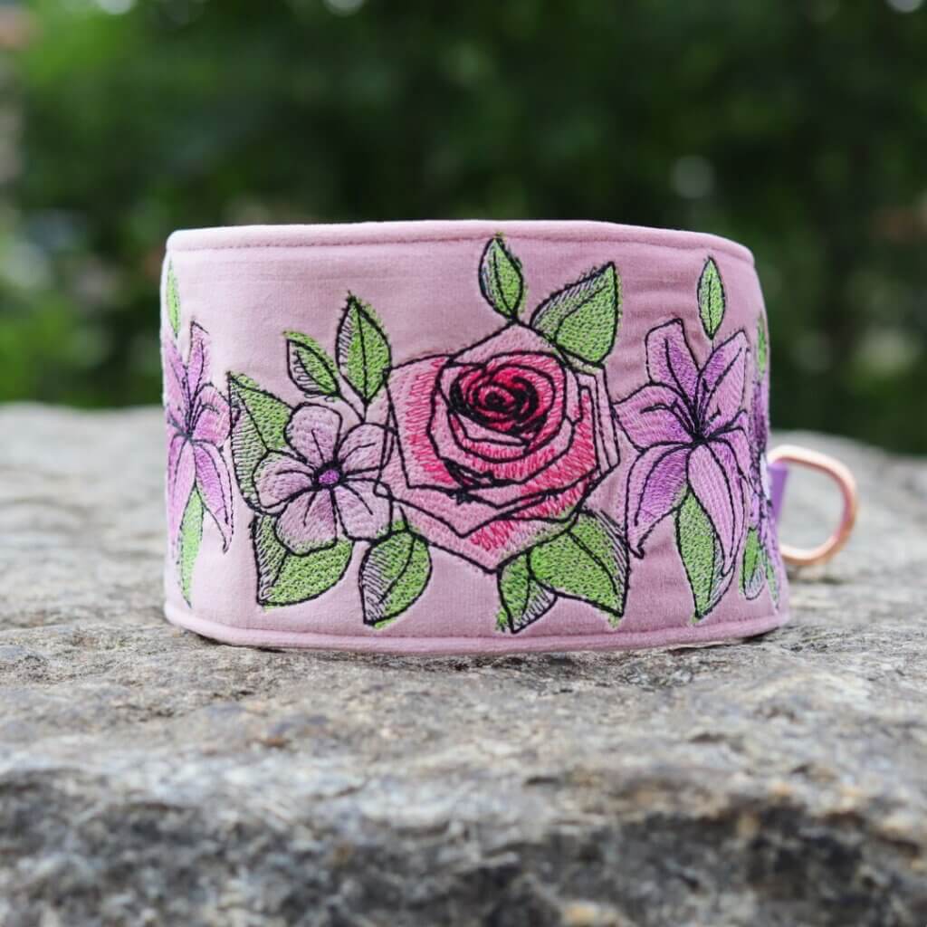 Wiosenna obroża dla psa z wyhaftowanym motywem dużych, kolorowych kwiatów