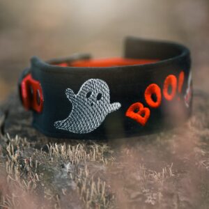 Obroża z wyhaftowanym motywem duchów, kotem i napisem boo w klimacie halloween