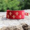 Miękka i elegancka obroża premium dla psa, wykonana z wysokiej jakości weluru, ze złotym haftem fleur-de-lis, pasek to oryginalny Biothane.