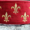 Miękka i elegancka obroża premium dla psa, wykonana z wysokiej jakości weluru, ze złotym haftem fleur-de-lis, pasek to oryginalny Biothane.