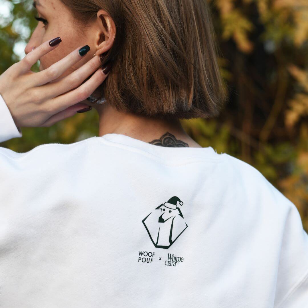 Świąteczna bluza dla psiarza z motywem psów chartów ułożonych w kształt choinki