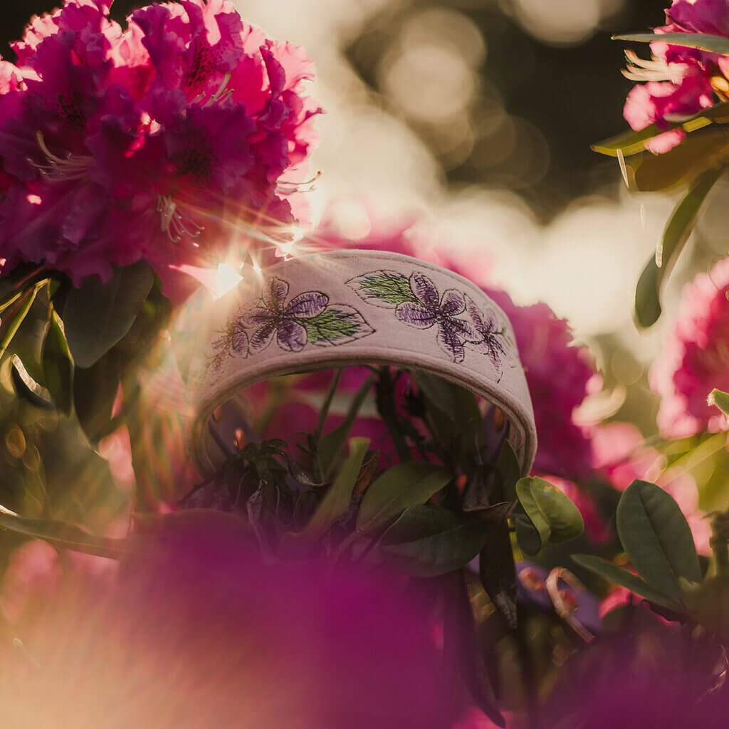 Wiosenna obroża dla psa z wyhaftowanym motywem dużych, kolorowych kwiatów