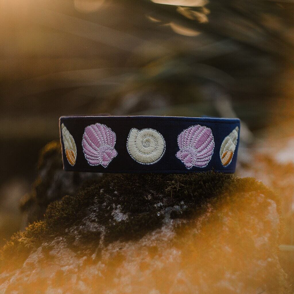 Obroża dla psa na lato z wyhaftowanym motywem muszelek