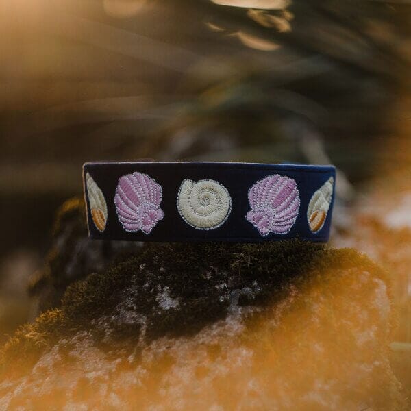 Obroża dla psa na lato z wyhaftowanym motywem muszelek