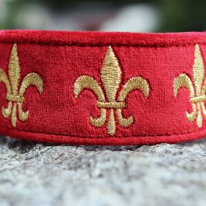 Miękka i elegancka obroża premium dla psa, wykonana z wysokiej jakości weluru, ze złotym haftem fleur-de-lis, pasek to oryginalny Biothane.
