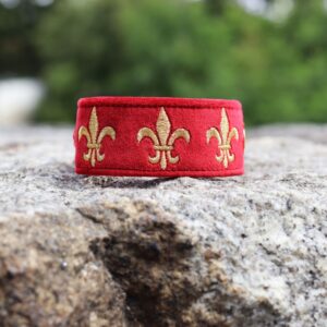 Miękka i elegancka obroża premium dla psa, wykonana z wysokiej jakości weluru, ze złotym haftem fleur-de-lis, pasek to oryginalny Biothane.